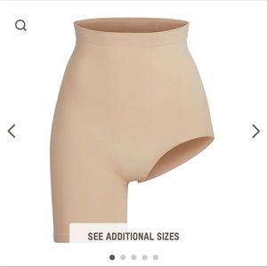 SEAMLESS SCULPT SOLUTION SHORT LEFT LEG EXPOSED